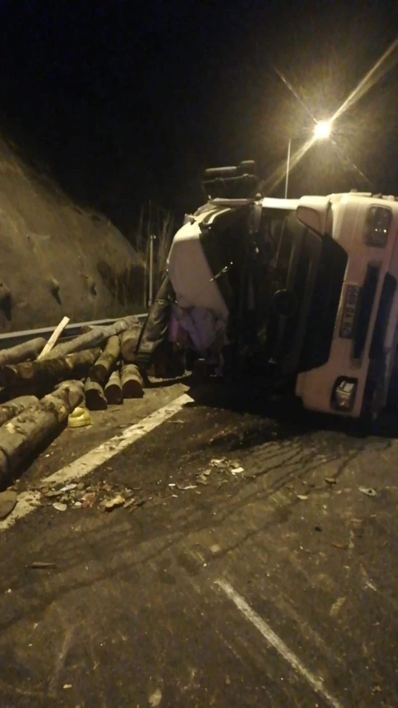 Bolu Dağı Tüneli’nde tomruk yüklü kamyon devrildi
