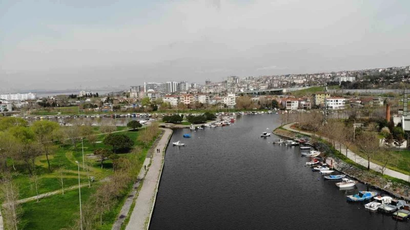 Küçükçekmece Menekşe Deresi kahverengine büründü
