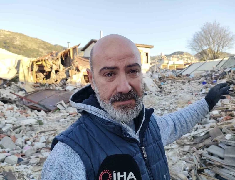 Tarihi evine çatılardan ulaştı, yıkımı görünce gözyaşlarını tutamadı
