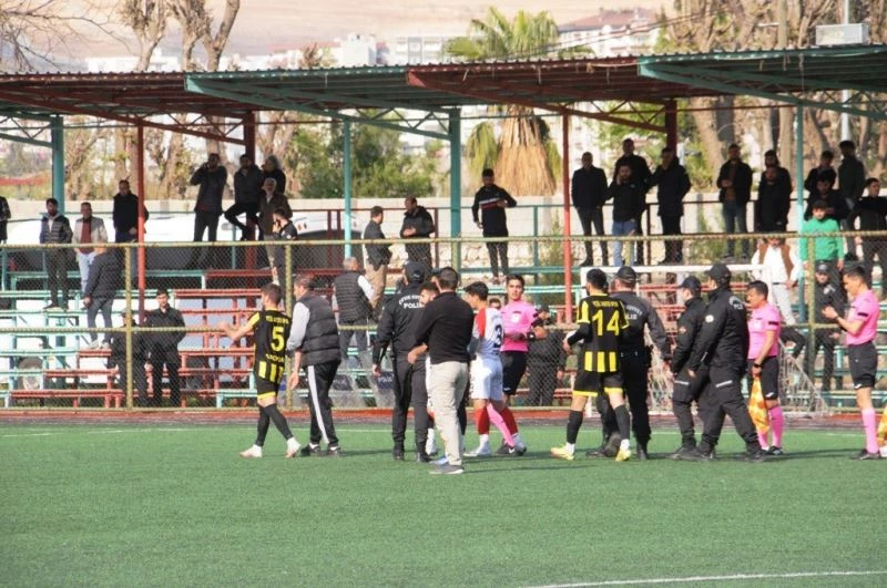 Teknik direktör, futbolcularına küfreden rakip kaleciyi saha içinde kovaladı
