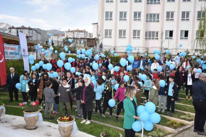 Mavi balonlar otizm farkındalığı için gökyüzüne bırakıldı
