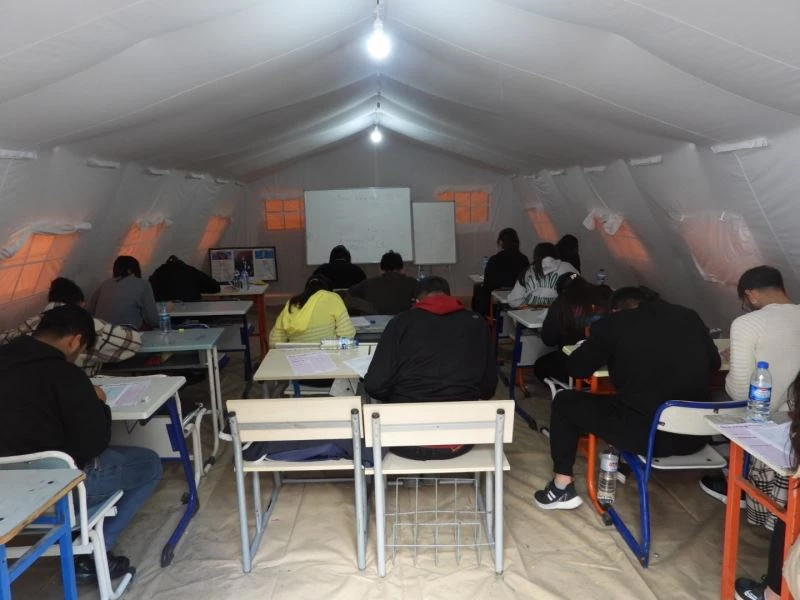 Gönüllü öğretmenler, çadır sınıflarda öğrencileri sınava hazırlıyor

