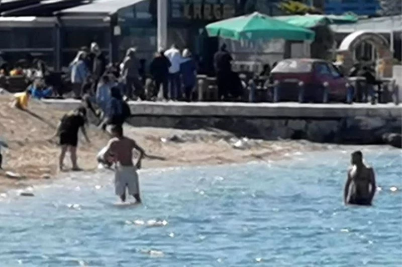 İzmir’de sıcak havayı fırsat bilenler denize girdi
