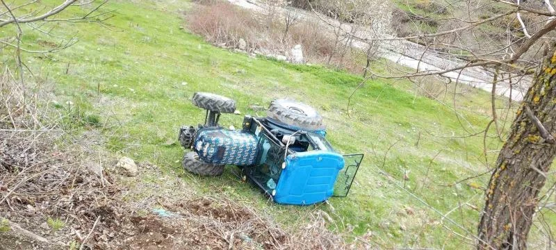 Tarlada devrilen traktörün sürücüsü yaralandı
