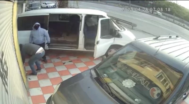 Şişli’de minibüsle soygun girişimi kamerada: Komşu bağırınca apar topar kaçtılar
