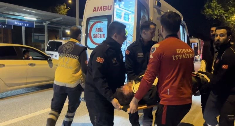 Bursa’da çekicinin paletlerine çarpan araç takla attı: 2 yaralı
