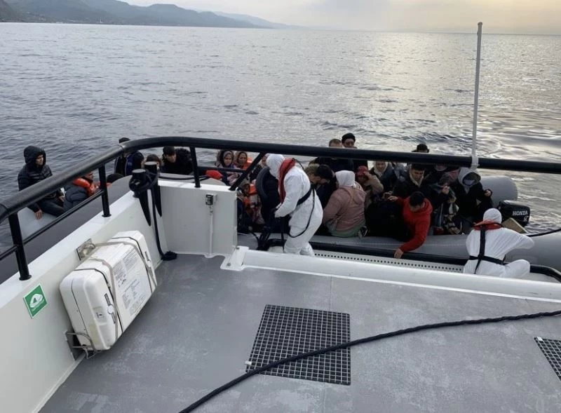 Ayvacık açıklarında lastik botları sürüklenen 44 kaçak göçmen kurtarıldı
