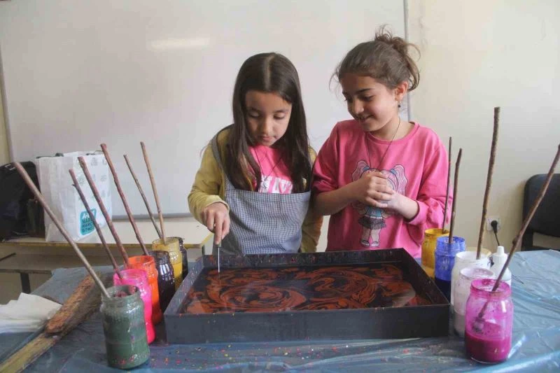 Elazığ’da ebru sanatı ile tanışan çocuklar büyük mutluluk yaşadı

