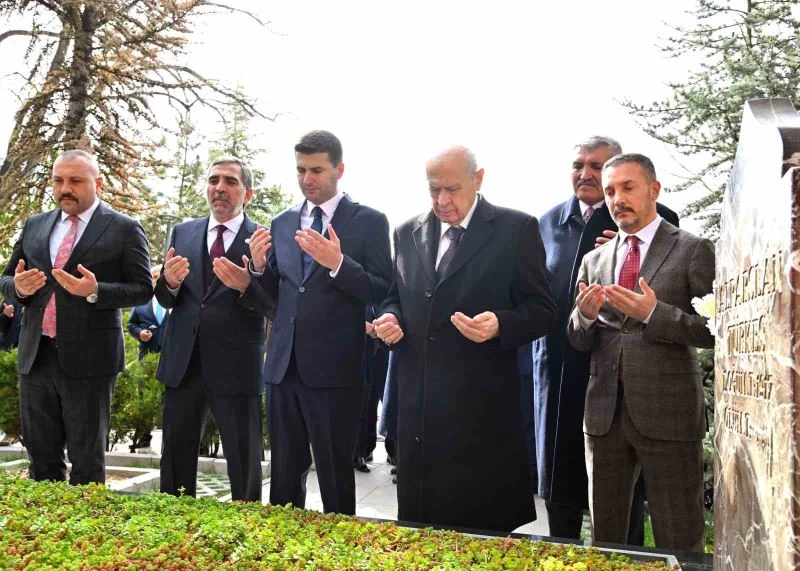 MHP lideri Bahçeli, Alparslan Türkeş’in kabrini ziyaret etti
