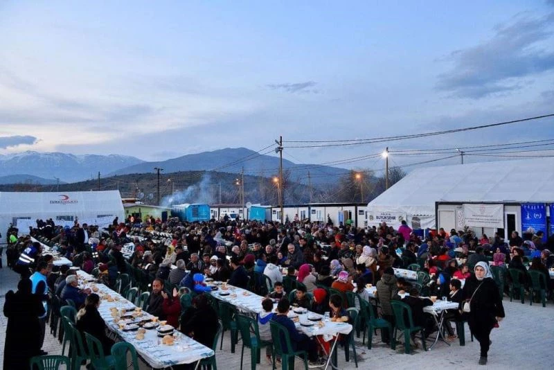 Sancaktepe Belediyesi iftar sofrasını deprem bölgesinde de kurdu
