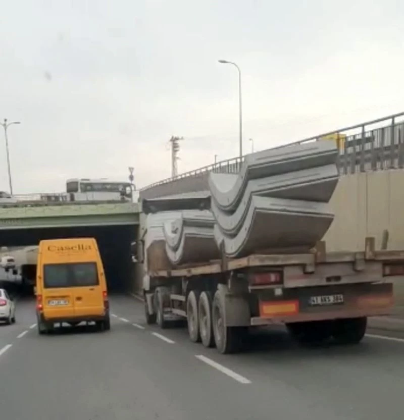 Arnavutköy’de tonlarca ağırlıktaki tehlikeli taşımacılık kameraya yansıdı
