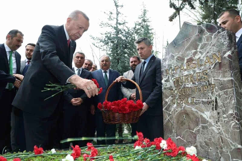 Cumhurbaşkanı Erdoğan, Alparslan Türkeş’in mezarını ziyaret etti
