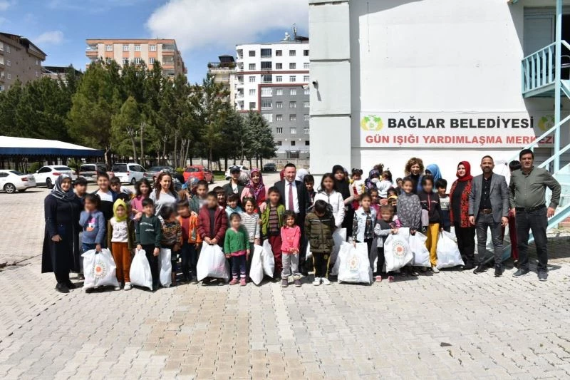 Bağlar Belediyesi’nden depremden etkilenen çocuklara giysi desteği
