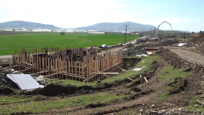 Temeller atıldı, köy evleri inşa ediliyor: Depremzedeler heyecanla yeni evlerinin tamamlanmasını bekliyor
