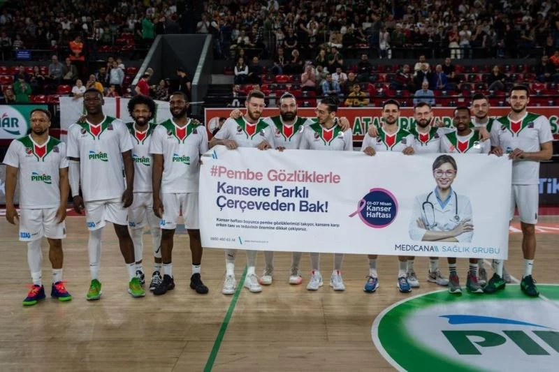 Pınar Karşıyakalı basketbolcular kansere karşı pembe gözlük taktı
