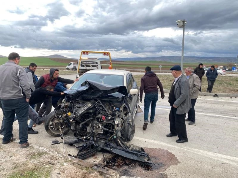Çubuk’ta feci kaza: Kavşakta iki araç çarpıştı, 7 kişi yaralandı

