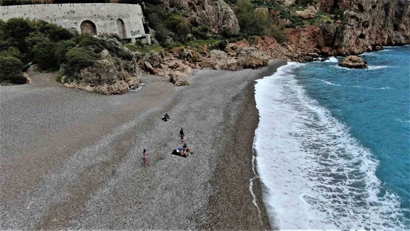 Antalya’da deniz ve hava sıcaklığı eşitlendi, ünlü sahil turkuaza büründü
