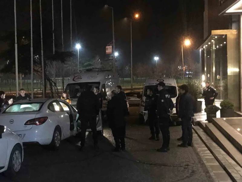 Zeytinburnu’nda bir şahıs park halindeki araçta ölü bulundu
