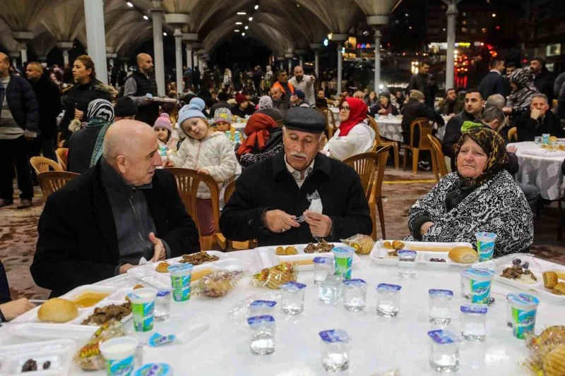 Yenimahalle’de mahalle iftarlarının ilki Şentepe’de yapıldı
