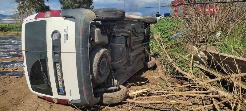 Aydın’da sürücüsünün hakimiyetini kaybettiği ticari araç tarlaya uçtu
