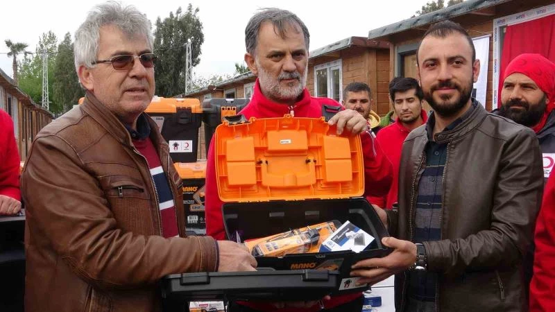 Hatay’da 193 esnafa takım çantası verildi