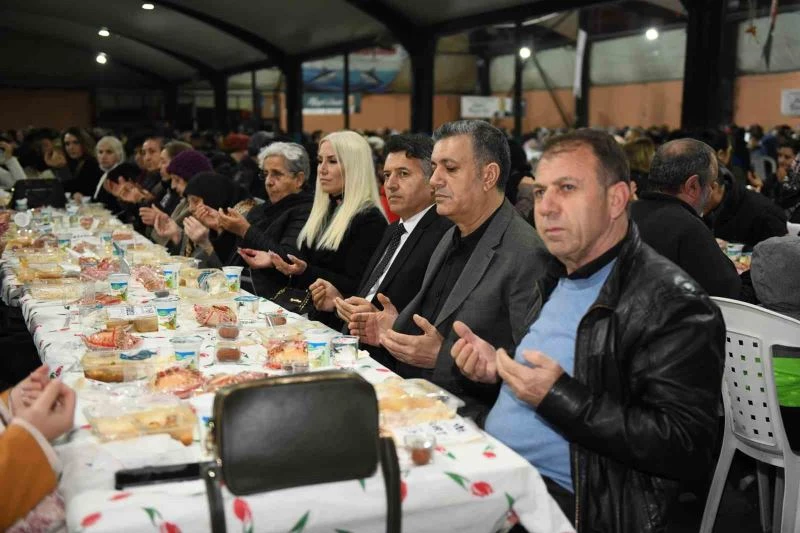 Esenyurt Belediye Başkanı Kemal Deniz Bozkurt, iftarda vatandaşlarla bir araya geldi
