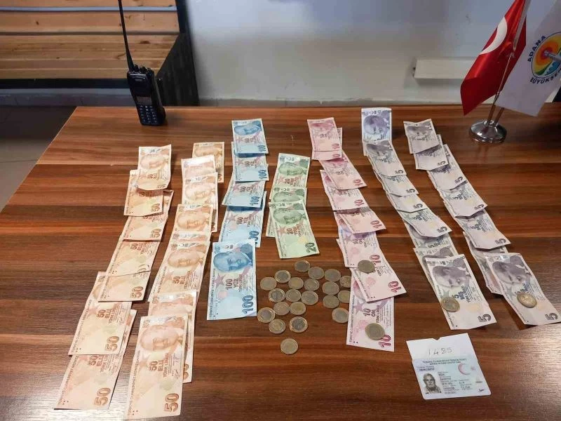 Adana’da 3 saat dilenen şahsın üzerinden bin 385 lira çıktı
