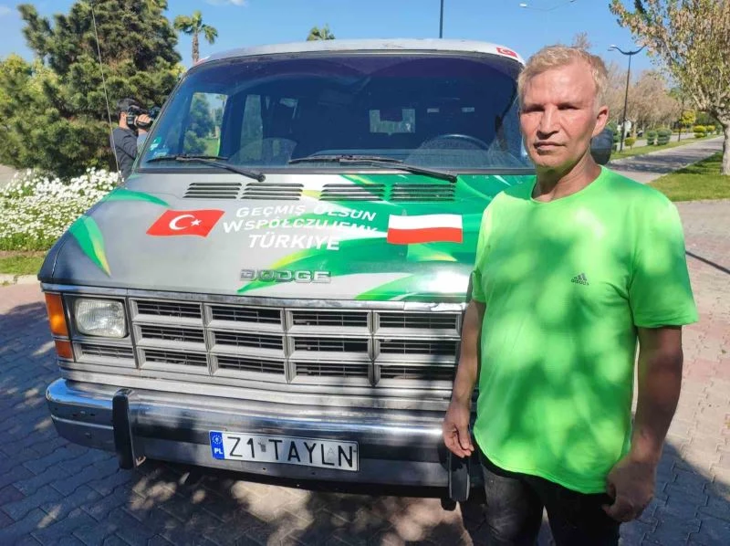 44 yıldır her yaz Adana’ya geldiği minibüsüyle bu kez depremzedelere yardıma koştu
