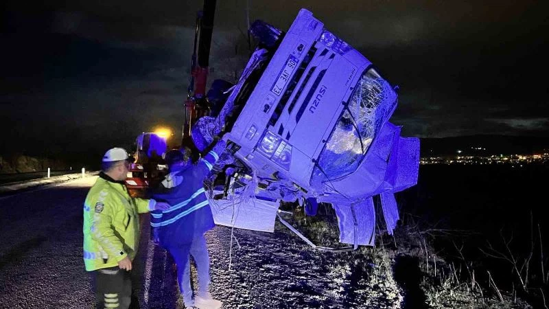 Yoldan çıkan kamyonet tarlaya uçtu: 3 yaralı
