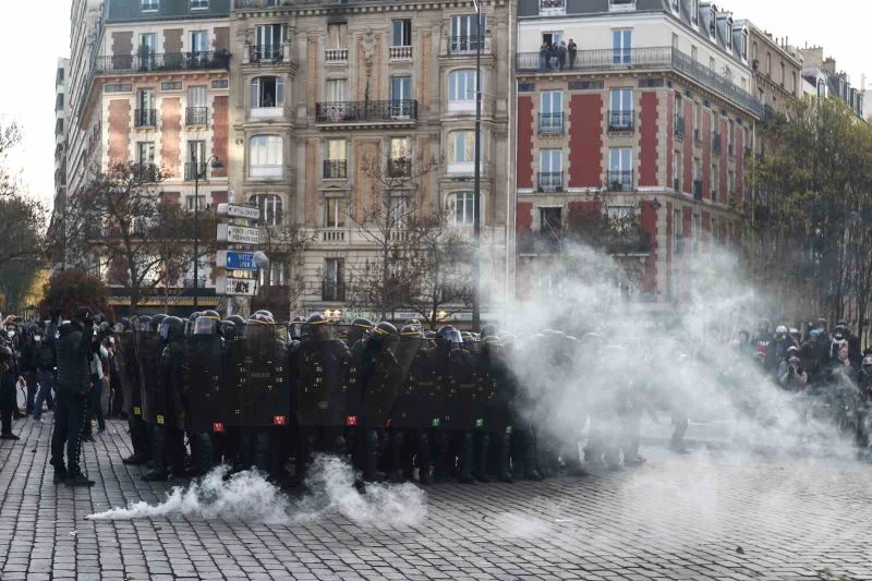 Fransa’da emeklilik reformuna karşı protestolar sürüyor: 111 gözaltı