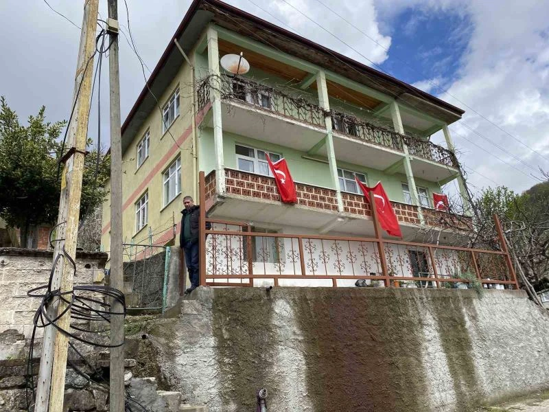 Şehit madenci Akgül’ün evi Türk bayraklarıyla donatıldı
