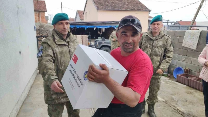 Türk askeri Kosova’da Ramazan kolisi dağıttı

