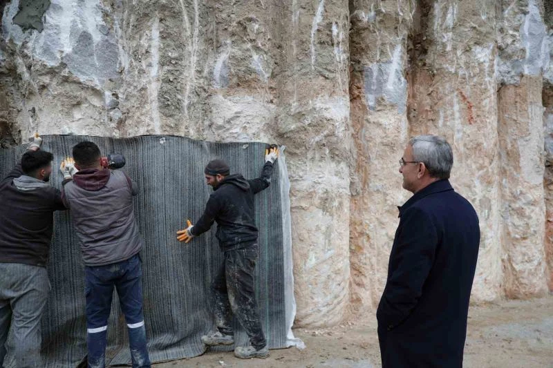 Kütüphane ve Kültür Merkezi inşaatındaki çalışmaları inceledi
