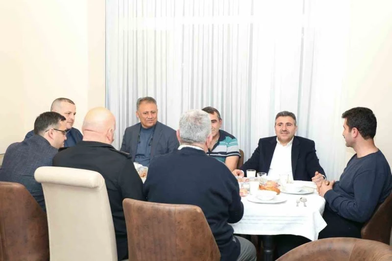 Vali Atay, depremzede aile ile iftar yaptı
