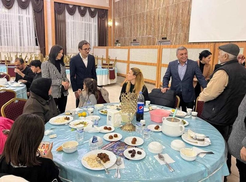 Altıntaş’ta depremzede ailelere iftar yemeği

