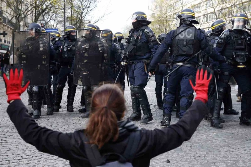 Fransa’da emeklilik reformuna karşı sokaklar yine karıştı
