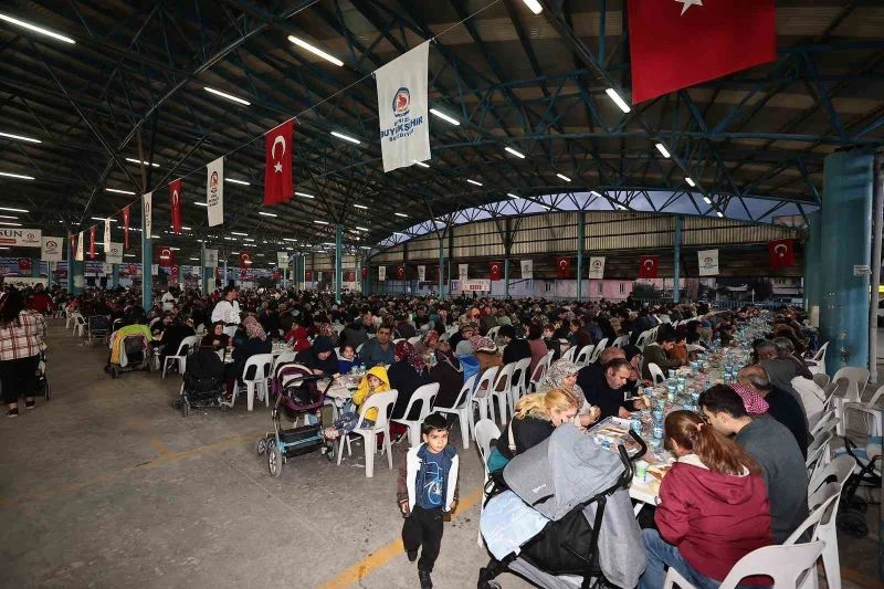 Büyükşehirin iftar sofrası Anafartalar’da kuruldu
