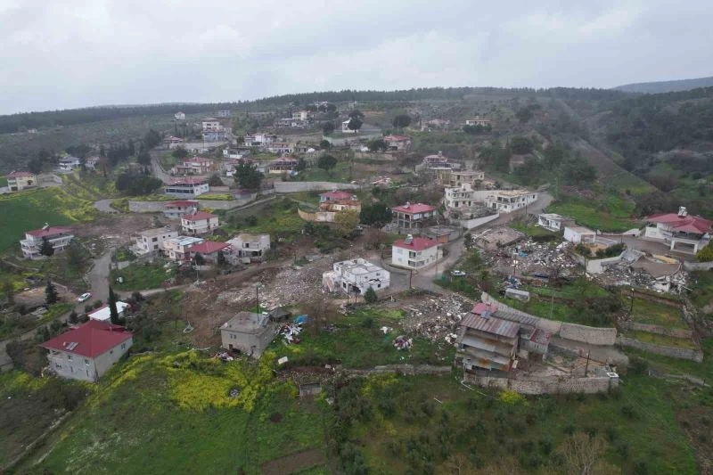 Depremin vurduğu köyde 94 ev çöktü, 17 kişi öldü
