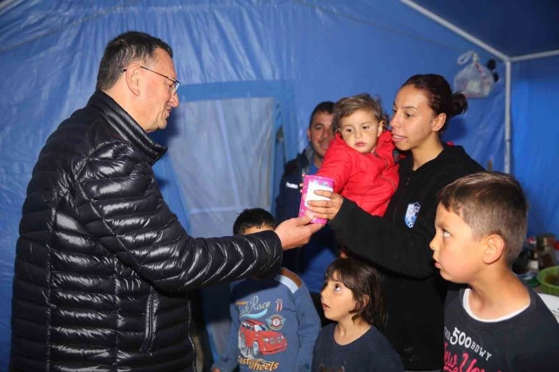 İki kardeşin gönderdiği kumbara depremzede 4 kardeşe teslim edildi