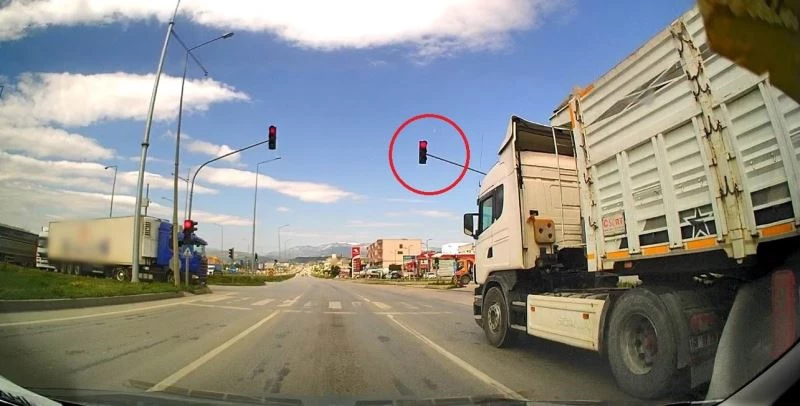 Trafikte tehlikeli hareketler kamerada
