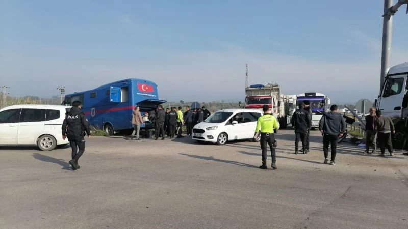 Manisa’da cezaevi nakil aracı tırla çarpıştı: 6’sı asker 9 yaralı
