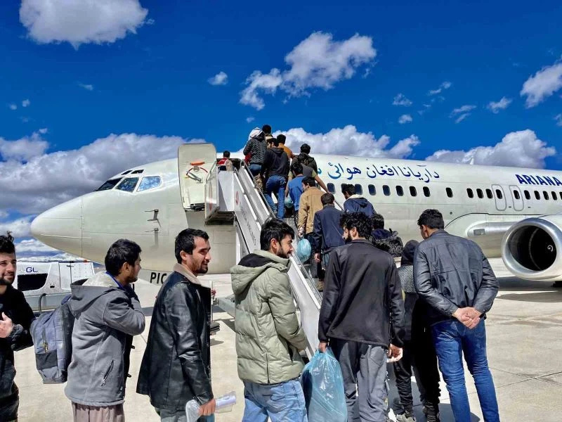 Ağrı’da 138 Afgan göçmen sınır dışı edildi
