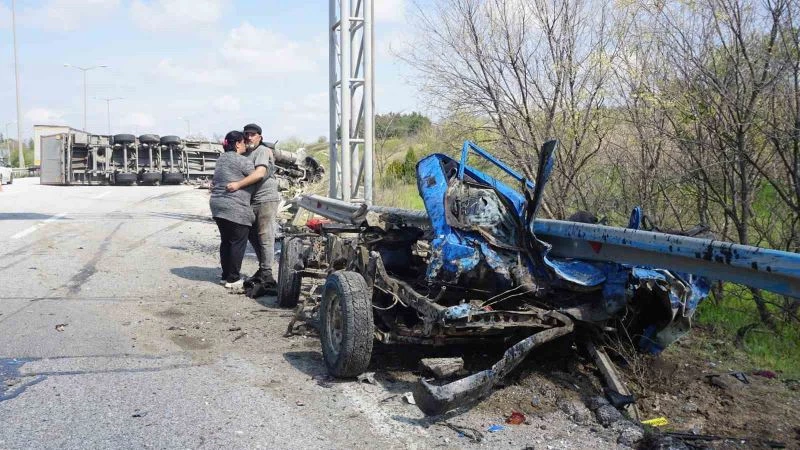 Kontrolden çıkan tır, otoban emniyet şeridinde park halindeki kamyoneti biçti
