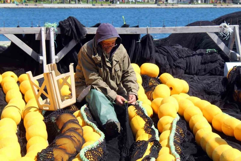 Karadenizli balıkçılar sezon sonunda ağlarını onarıyor
