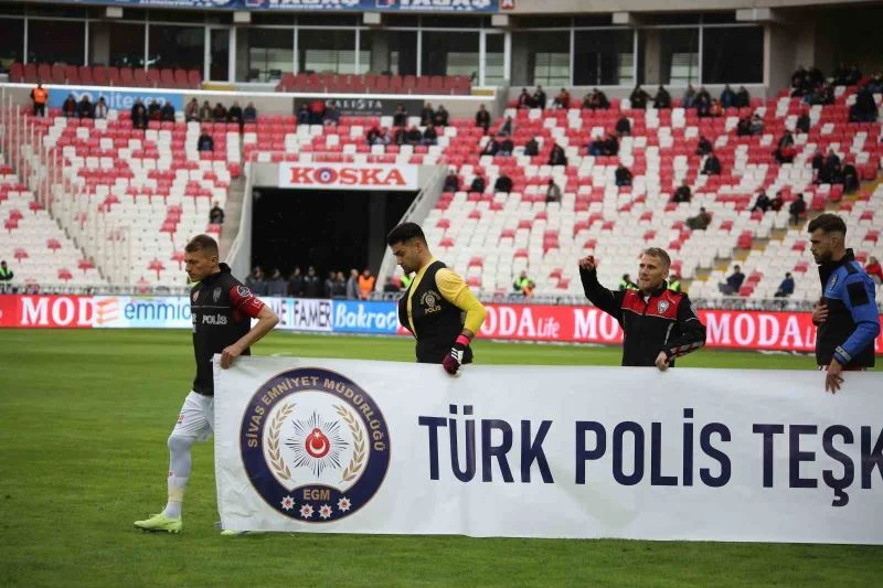 Sivassporlu futbolcular maça polis kıyafetiyle çıktı
