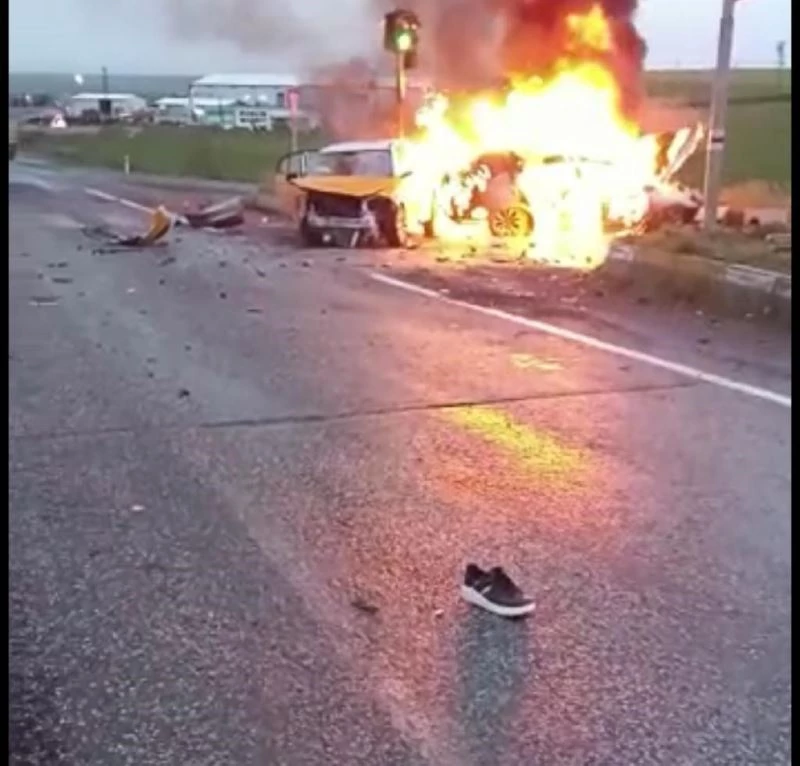 Otomobiller kavşakta çarpıştı, araçlar cayır cayır yandı: 8 yaralı
