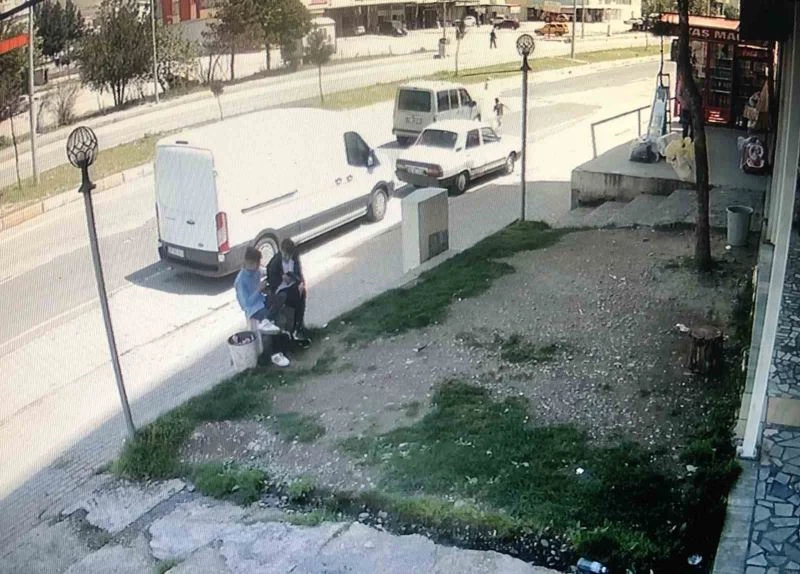 Okuldan dönen çocuğa araba çarptı, çocuk düştükten sonra koşarak kaldırımda oturdu
