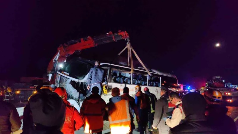 Devrilen öğrenci dolu otobüste bilanço ağır oldu
