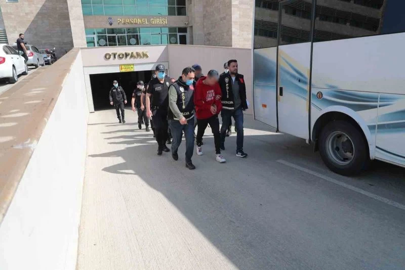 Antalya’da 114 personelin katımıyla yapılan operasyonda 81 şahıs yakalandı
