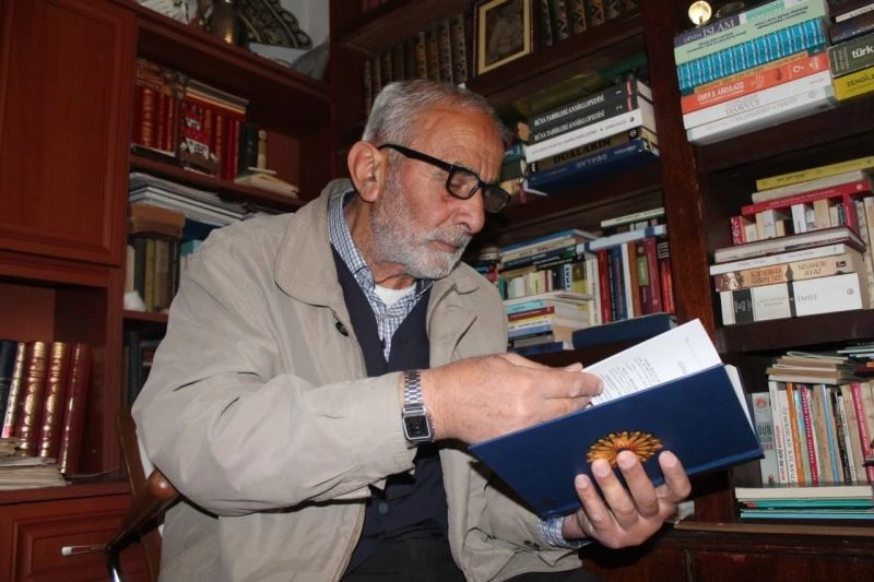 Emekli öğretmen 64 yıldır okuduğu kitapların kaydını tutuyor

